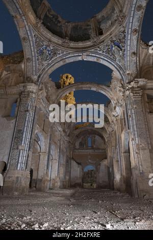 BELCHITE, SPANIEN - 26. Sep 2021: Das verlassene zerstörte Gebäude in der Altstadt von Belchite in Spanien Stockfoto
