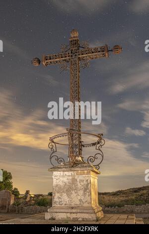 BELCHITE, SPANIEN - 26. Sep 2021: Das Kreuz der Gefallenen in der alten Stadt Belchite in Spanien Stockfoto