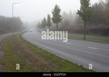 Neblige Vorstadtstraße in Lappeenranta, Finnland Stockfoto