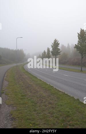 Vertikale Aufnahme einer nebligen Vorstadtstraße in Lappeenranta, Finnland Stockfoto