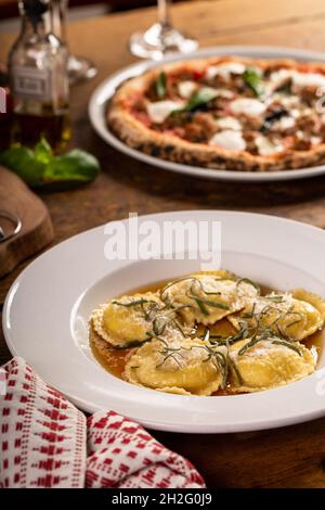 Braune Butter und Salbeiravioli mit Kürbisfüllung Stockfoto