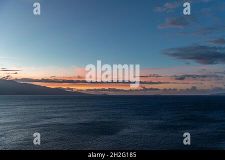 Wunderschöner Sonnenaufgang über der Maalaea Bay auf Maui, Hawaii Stockfoto