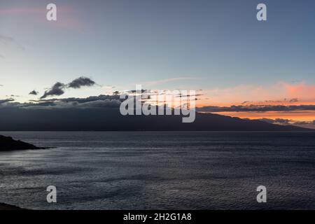 Wunderschöner Sonnenaufgang über der Maalaea Bay auf Maui, Hawaii Stockfoto