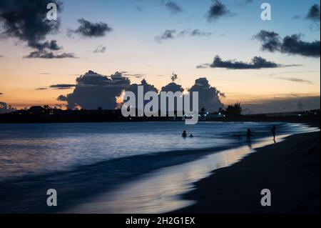 Untergehende Sonne auf dem ruhigen Wasser der Simpson Bay, Sint Maarten, niederländische Karibik Stockfoto