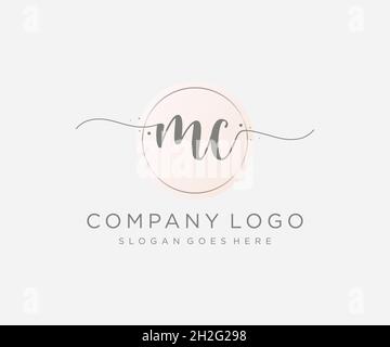 Feminines MC-Logo. Verwendbar für Natur, Salon, Spa, Kosmetik und Beauty Logos. Flaches Vektor-Logo-Design-Template-Element. Stock Vektor