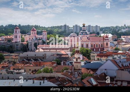 Luftaufnahme von Vilnius mit der Kirche des heiligen Kasimir, der Kirche des Heiligen Geistes und der Nikolaikirche - Vilnius, Litauen Stockfoto