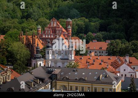 Luftaufnahme der St. Anna Kirche, Bernardine Kirche und St. Michael Kirche - Vilnius, Litauen Stockfoto