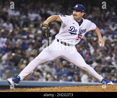 Los Angeles, Usa. Oktober 2021. Los Angeles Dodgers Reliever Alex Vesia wirft gegen die Atlanta Braves während des dritten Innings in Spiel fünf der MLB NLCS im Dodger Stadium am Donnerstag, 21. Oktober 2021 in Los Angeles, Kalifornien. Atlanta führt 3-1 in der Meisterschaftsserie über Los Angeles. Foto von Jim Ruymen/UPI Credit: UPI/Alamy Live News Stockfoto