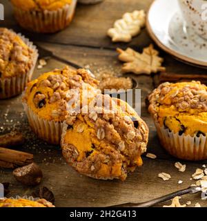 Kürbismuffins mit Hafer und braunem Zucker bröckeln Stockfoto