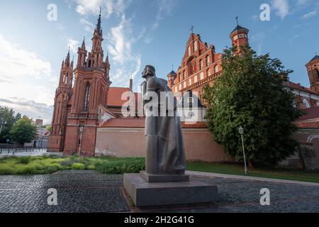 Adam-Mickiewicz-Denkmal (erstellt von Gediminas Jokubonis im Jahr 1984) vor der Kirche St. Anna und Bernardine - Vilnius, Litauen Stockfoto