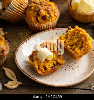 Kürbismuffins mit Hafer und braunem Zucker bröckeln Stockfoto