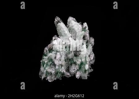 Chlorierte Quarzkristalle aus dem Himalaya. Die größeren, grün und weiß gefärbten Hauptkristalle sind von winzigen, nadelartigen Kristallen umgeben. Stockfoto