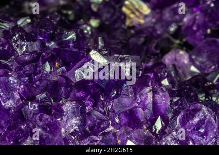 Nahaufnahme uruguayischer Amethyst-Kristalle, in tiefvioletter Farbe. Stockfoto