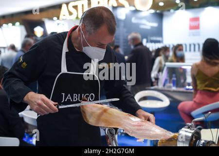 Madrid, Spanien. Oktober 2021. Ein Aussteller schneidet am 20. Oktober 2021 in der Feria de Madrid in Madrid, Spanien, spanischen Schinken. Vom 18. Bis 21. Oktober fand hier der 34. Salon Gourmets statt. Kredit: Gustavo Valiente/Xinhua/Alamy Live Nachrichten Stockfoto