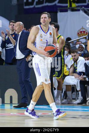 Wizink Center. Oktober 2021. Madrid, Spanien; Turkish Airlines Euroleague Basketball, Real Madrid gegen Fenerbahce Beko Istanbul; Fabien Causeur (Real Madrid Baloncesto) enttäuscht über die Entscheidung des Schiedsrichters Kredit: Action Plus Sports/Alamy Live News Stockfoto