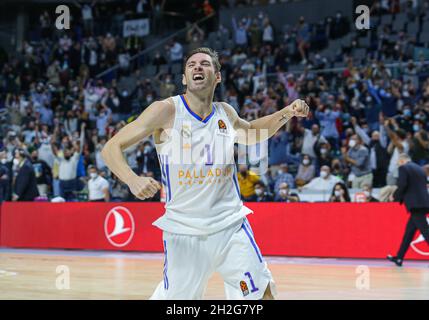 Wizink Center. Oktober 2021. Madrid, Spanien; Turkish Airlines Euroleague Basketball, Real Madrid gegen Fenerbahce Beko Istanbul; Fabien Causeur (Real Madrid Baloncesto) feiert den Sieg mit den Fans Kredit: Action Plus Sports/Alamy Live News Stockfoto