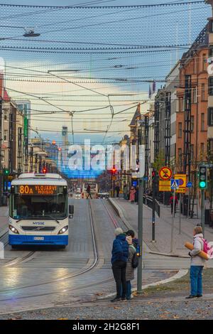 Hämeenkatu Straße an einem Septemberabend in Tampere Finnland Stockfoto