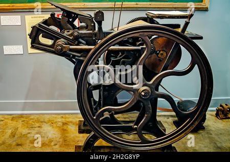 Im Fairhope Museum of History in Fairhope, Alabama, wird eine Druckmaschine von 1901 Chandler & Price ausgestellt, die zum Drucken des Fairhope Couriers verwendet wurde. Stockfoto