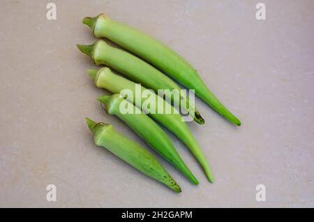 Reife Okra Auf Weißer Oberfläche Stockfoto