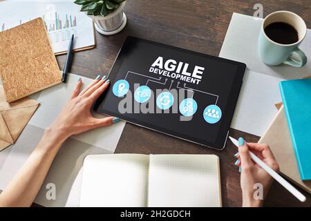 Agiles Entwicklungskonzept auf dem Bildschirm des Geräts. Stockfoto
