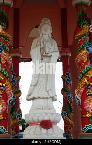 Quan Yin weiße Jade Statue im Kuan Yin Schrein von koh loi Tempel für thailänder und ausländische Reisende Reise besuchen und Respekt beten auf koh loy Park Stockfoto