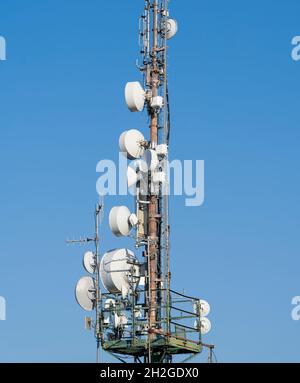 Telekommunikationsturm des 4G- und 5G-Mobilfunknetzes. 5G-Funknetz-Telekommunikationsausrüstung mit Funkmodulen und verschiedenen Antennen Stockfoto