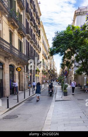 Barcelona, Spanien - 23. September 2021: Stadtbild von Barcelona. Typische Architektur der katalanischen Hauptstadt. Enge Gassen und Häuser mit engem Eisen Stockfoto