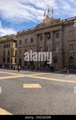 Barcelona, Spanien - 22. September 2021: Plaza de Sant Jaume. Historischer Palast, beherbergt die Büros der Präsidentschaft der Generalitat de Catalunya. Ort Stockfoto