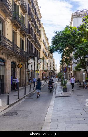 Barcelona, Spanien - 23. September 2021: Stadtbild von Barcelona. Typische Architektur der katalanischen Hauptstadt. Enge Straßen und Häuser mit Eisenrost Stockfoto