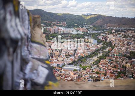 Barcelona, Spanien - 21. September 2021: Luftaufnahme von den Bunkern auf dem Hügel Turó de la Rovira. Turó de la Rovira, Stadtlandschaft Stadtbild von BARC Stockfoto