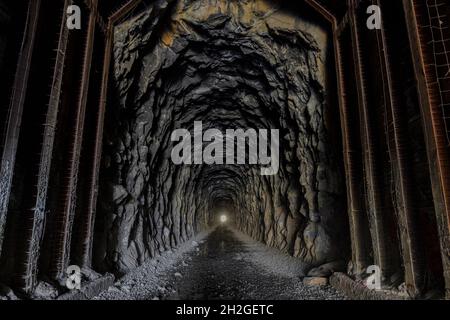 Donner Pass Summit-Eisenbahntunnel für die transkontinentale Eisenbahn auf der Strecke, auf der der erste Wagenzug nach Kalifornien einfuhr. Stockfoto