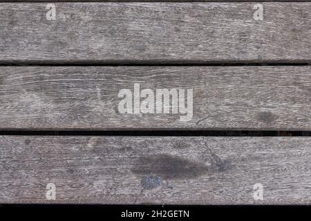 Alte Holzplankenstruktur. Einrichtung mit Holzbrettern. Grau gelbtes verwittertes Holz. Holzplatte horizontal angeordnet. Hintergrund Hintergrundbild Bild Schiff Planken Stockfoto