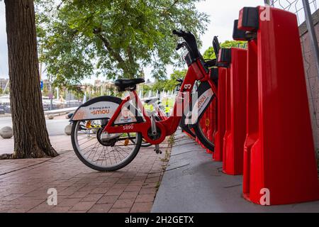 Barcelona, Spanien - 21. September 2021: Fahrradständer für Leihfahrräder in Barcelona. Fahrradverleih Parkplatz, Fahrräder zu vermieten in Barcelona Stadt. Stockfoto