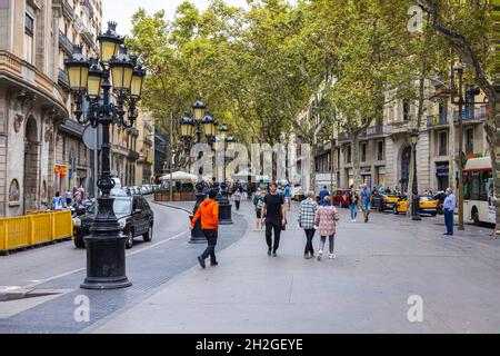 Barcelona, Spanien - 21. September 2021: Carrer la rambla Boulevard im Stadtzentrum von Barcelona. Belebte Fußgängerzone, einige Leute mit Gesichtsmasken. Stockfoto