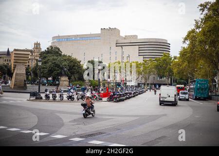 Barcelona, Spanien - 21. September 2021: Die Plaza de Catalunya im Herzen der katalanischen Metropole. Wichtiger zentraler Knotenpunkt des Stadtlebens. Stadtbild Stockfoto