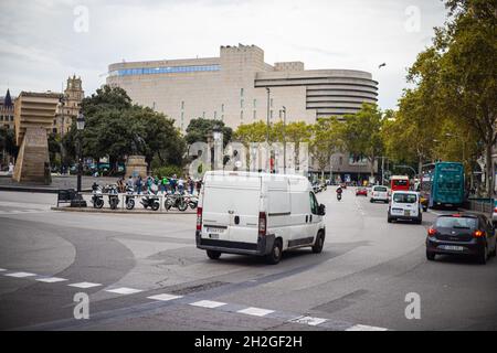 Barcelona, Spanien - 21. September 2021: Die Plaza de Catalunya im Herzen der katalanischen Metropole. Wichtiger zentraler Knotenpunkt des Stadtlebens. Stadtbild Stockfoto