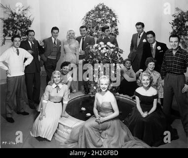 Rang Kontraktspieler Gruppe Pose um 1955 von CORNEL LUCAS mit von links hinten LYNDON BROOK PETER FINCH TERENCE MORGAN DIANA DORS JACK HAWKINS MICHAEL CRAIG GEORGE BAKER JOHN GREGSON und DONALD SINDEN und vorne von links DIANE CILENTO EUNICE GAYSON JILL ADAMS SUSAN STEPHEN BELINDA LEE und SARAH LAWSON Werbung für die J. Arthur Rank Organisation Stockfoto