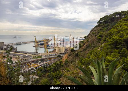 Barcelona, Spanien - 22. September 2021: Luftaufnahme zum Container Port des Europa-Süd-Terminals. Ein Schiff liegt am Pier und wird von einem entladen Stockfoto