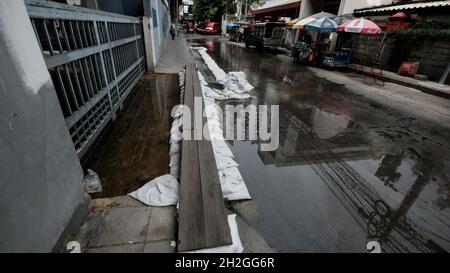 Überflutete Straßen und schlechte Entwässerung verursachen in Bangkok Thailand ein Pondieren Stockfoto