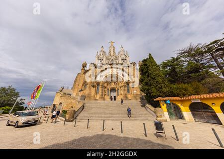 Weitwinkelaufnahme des Eingangs zum Tempel des Heiligen Herzens Jesu auf dem Gipfel des Parc Tibidabo in Barcelona, Spanien. Kathedralkirche w Stockfoto