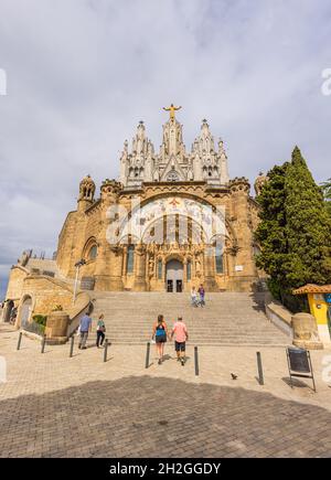 Weitwinkelaufnahme des Eingangs zum Tempel des Heiligen Herzens Jesu auf dem Gipfel des Parc Tibidabo in Barcelona, Spanien. Kathedralkirche w Stockfoto