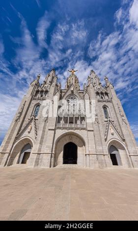 Barcelona, Spanien - 22. September 2021: Weitwinkelaufnahme des Eingangs zum Tempel des Heiligen Herzens Jesu auf dem Gipfel des Parc Tibidabo. Stockfoto