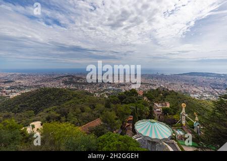 Barcelona, Spanien - 22. September 2021: Luftaufnahme über die Skyline von Barcelona. Panorama-Weitwinkelansicht vom Gipfel des Tibidabo. Stockfoto