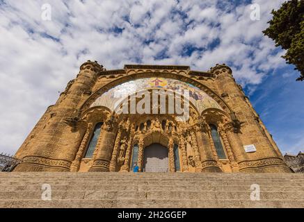 Barcelona, Spanien - 22. September 2021: Weitwinkelaufnahme des Eingangs zum Tempel des Heiligen Herzens Jesu auf dem Gipfel des Parc Tibidabo. Stockfoto