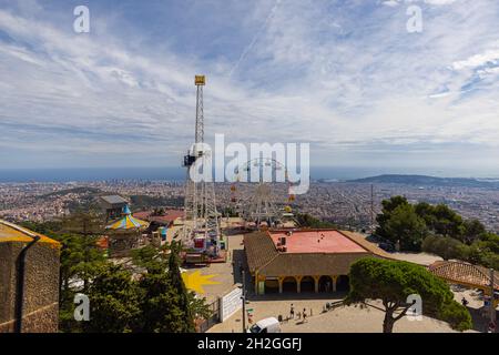 Barcelona, Spanien - 22. September 2021: Luftaufnahme über die Skyline von Barcelona. Panorama-Weitwinkelansicht vom Gipfel des Tibidabo. Stockfoto