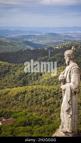 Steinstatue auf dem Dach der Kirche des Heiligen Herzens Jesu auf dem Gipfel des Parc Tibidabo in Barcelona, ​​Spain. Kathedralskulpturen, Luftaufnahme Stockfoto