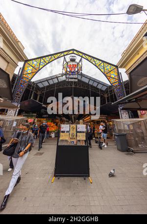 Barcelona, Spanien - 23. September 2021: Mercat de la Boqueria oder einfach La Boqueria, großer öffentlicher Markt im Bezirk Ciutat Vella, in dem hauptsächlich Fi untergebracht ist Stockfoto