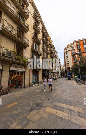 Barcelona, Spanien - 23. September 2021: Stadtbild von Barcelona. Typische Architektur der katalanischen Hauptstadt. Enge Gassen und Häuser mit engem Eisen Stockfoto