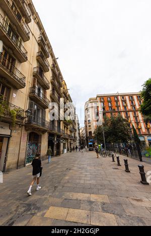 Barcelona, Spanien - 23. September 2021: Stadtbild von Barcelona. Typische Architektur der katalanischen Hauptstadt. Enge Gassen und Häuser mit engem Eisen Stockfoto