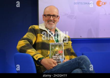 21. Oktober 2021, Hessen, Frankfurt/Main: Peter Wohlleben, Autor und Förster, präsentiert sein Buch 'der lange Atem der Bäume' auf dem Blauen Sofa der Frankfurter Buchmesse. Foto: Susannah V. Vergau/dpa Stockfoto